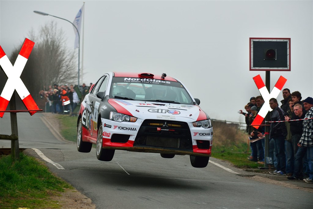Steen Andersen og Iben Louring var i bogstavelig forstand flyvende på hastighedsprøven midt i Süderbrarup by, hvor de satte næsthurtigste tid af alle deltagere med deres Mitsubishi Lancer Evo X
(Foto: Michael Eisenberg)